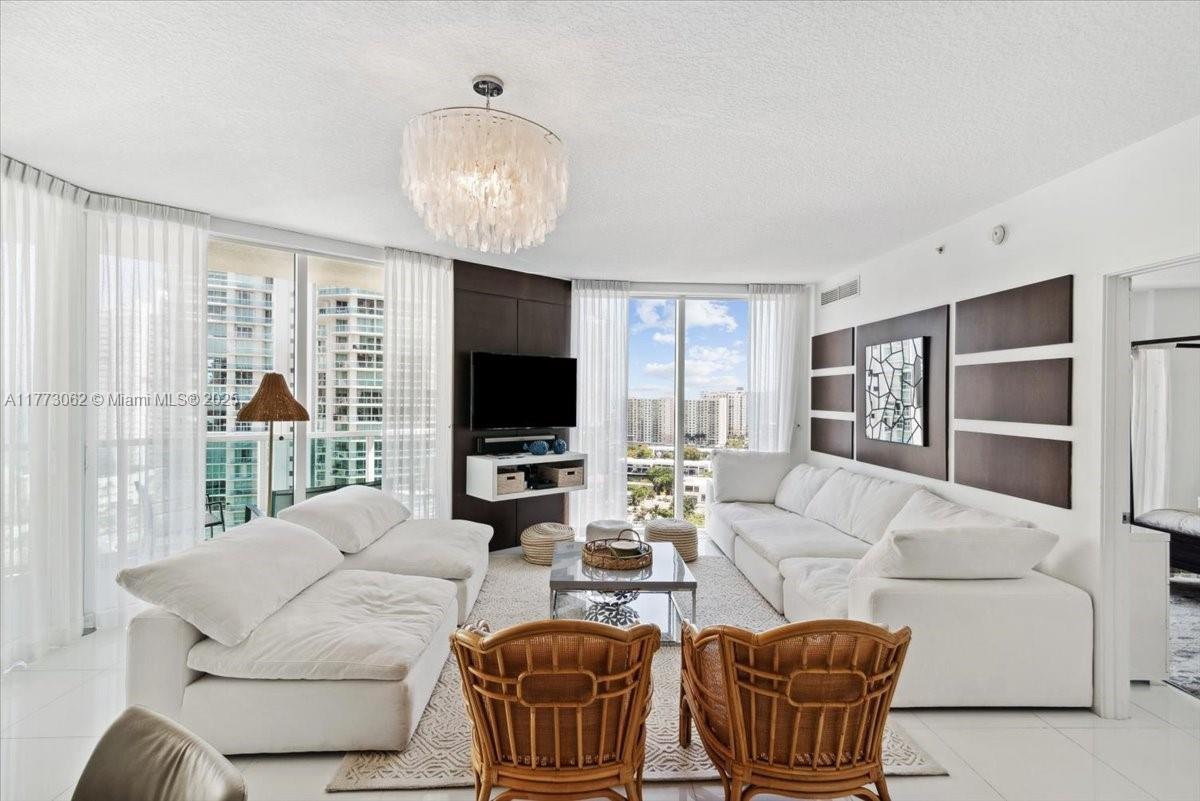 ST TROPEZ ON THE BAY III - Residential