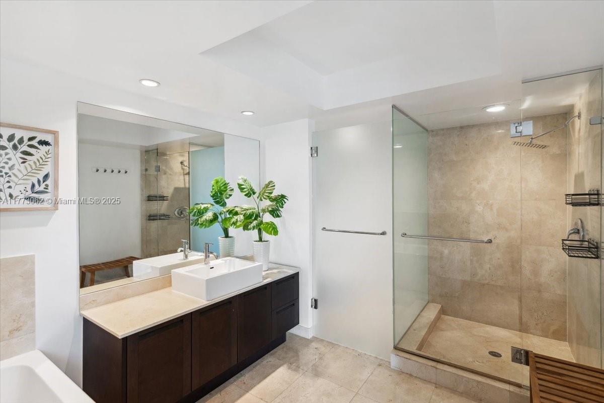 ST TROPEZ ON THE BAY III - Residential