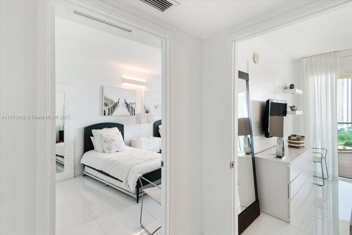 ST TROPEZ ON THE BAY III - Residential