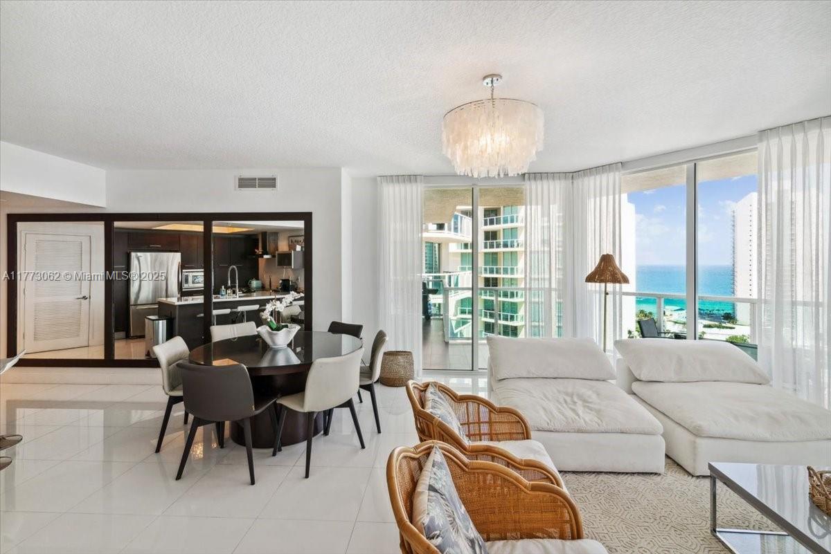 ST TROPEZ ON THE BAY III - Residential