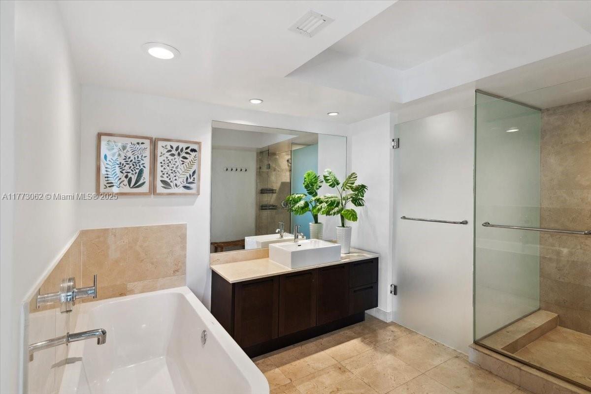 ST TROPEZ ON THE BAY III - Residential