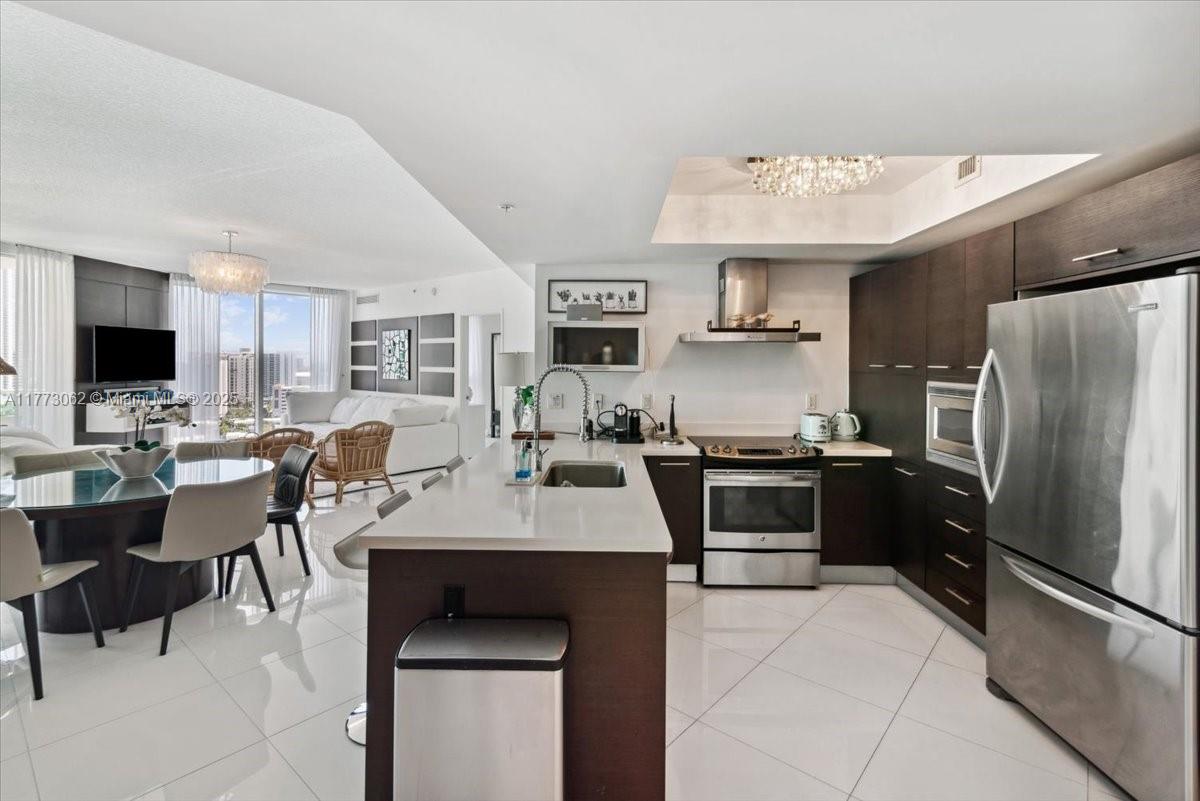 ST TROPEZ ON THE BAY III - Residential