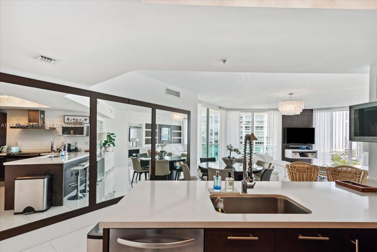 ST TROPEZ ON THE BAY III - Residential