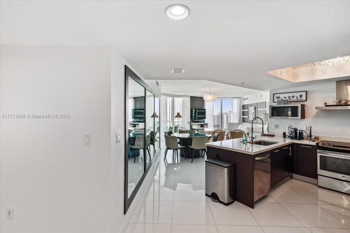 ST TROPEZ ON THE BAY III - Residential