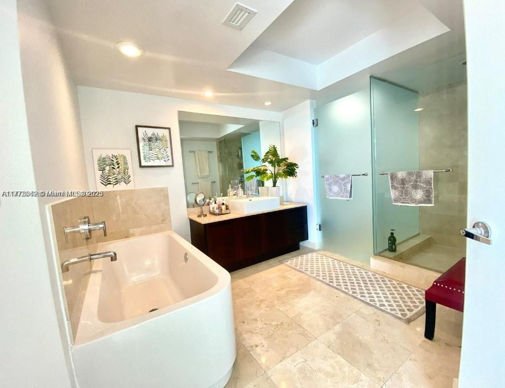 ST TROPEZ ON THE BAY III - Residential