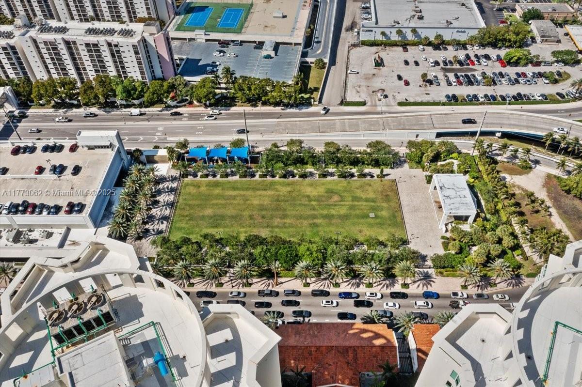 ST TROPEZ ON THE BAY III - Residential