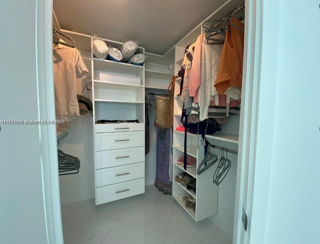 ST TROPEZ ON THE BAY III - Residential