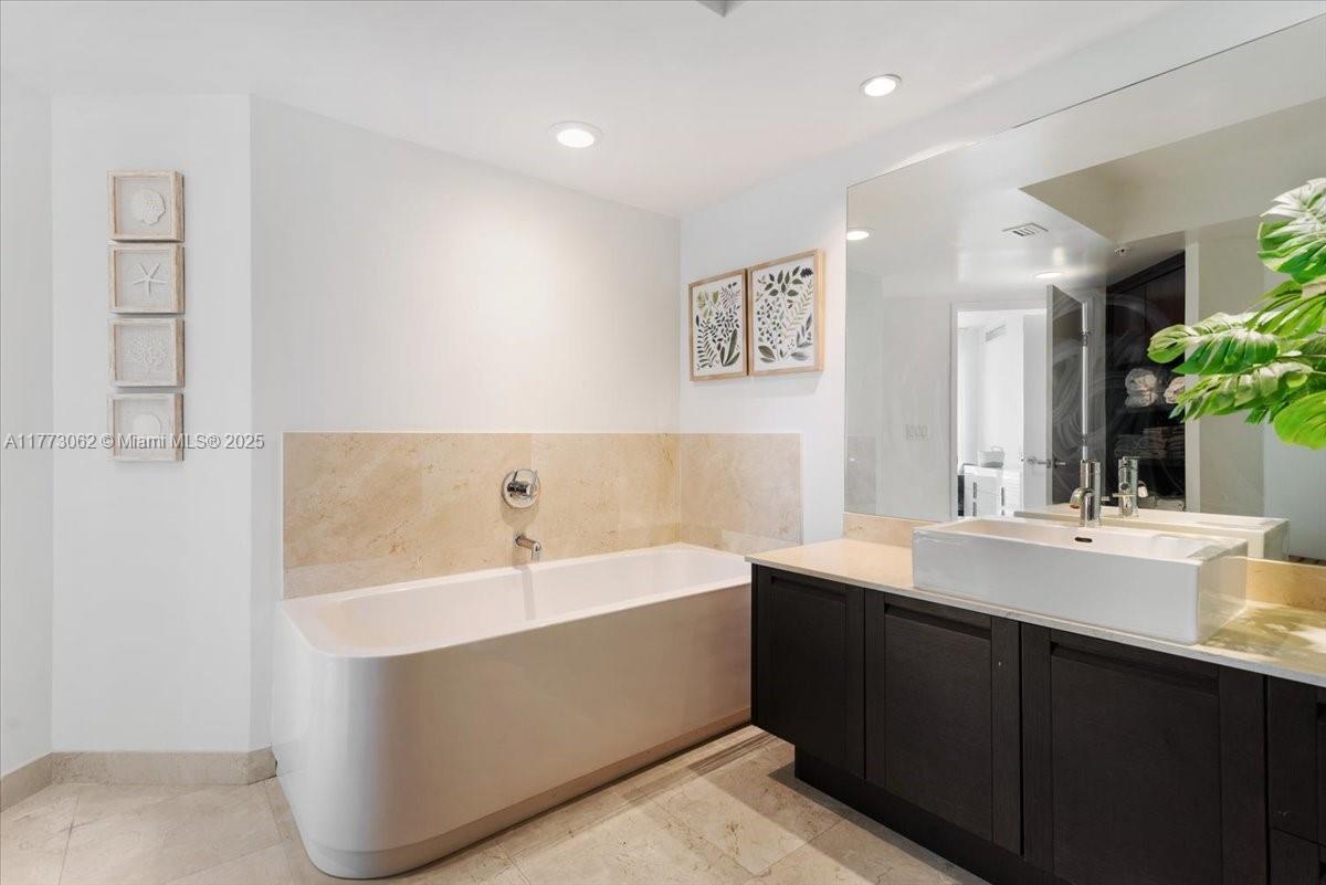 ST TROPEZ ON THE BAY III - Residential