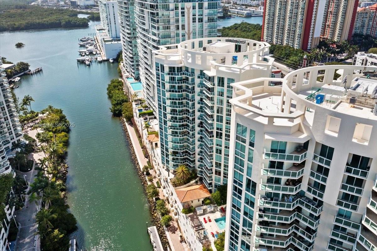 ST TROPEZ ON THE BAY III - Residential