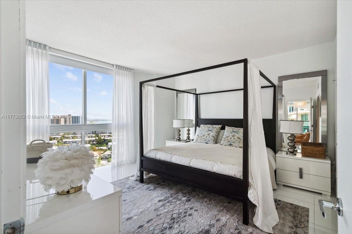 ST TROPEZ ON THE BAY III - Residential