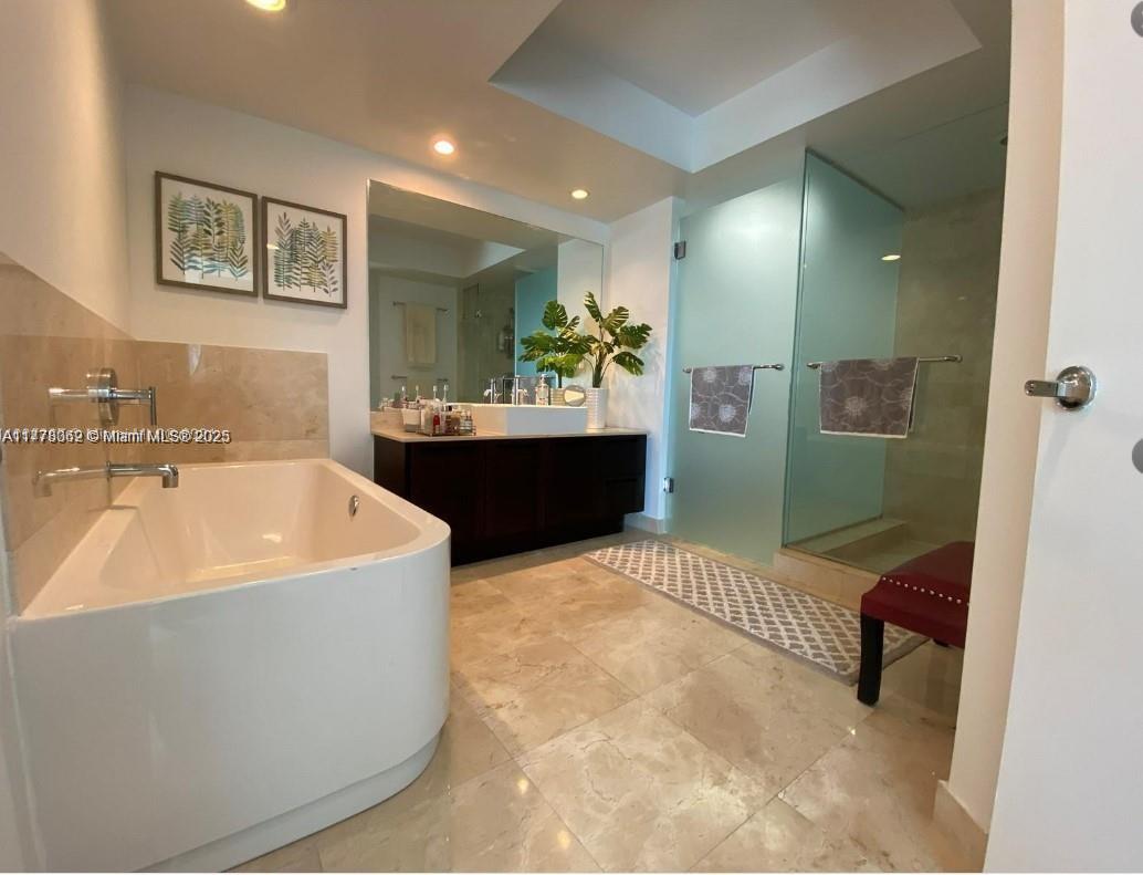 ST TROPEZ ON THE BAY III - Residential