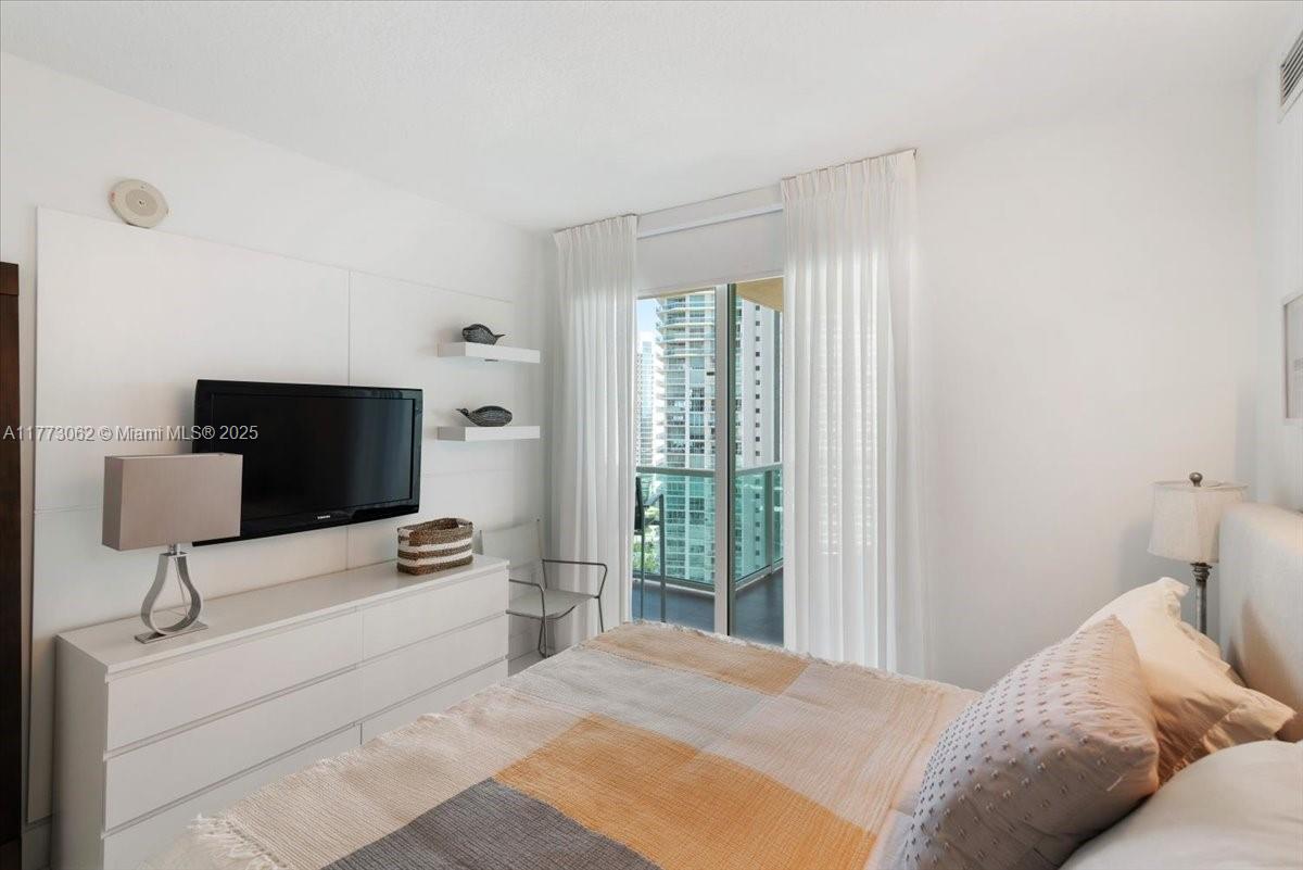 ST TROPEZ ON THE BAY III - Residential