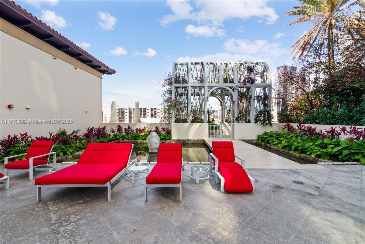 ST TROPEZ ON THE BAY III - Residential