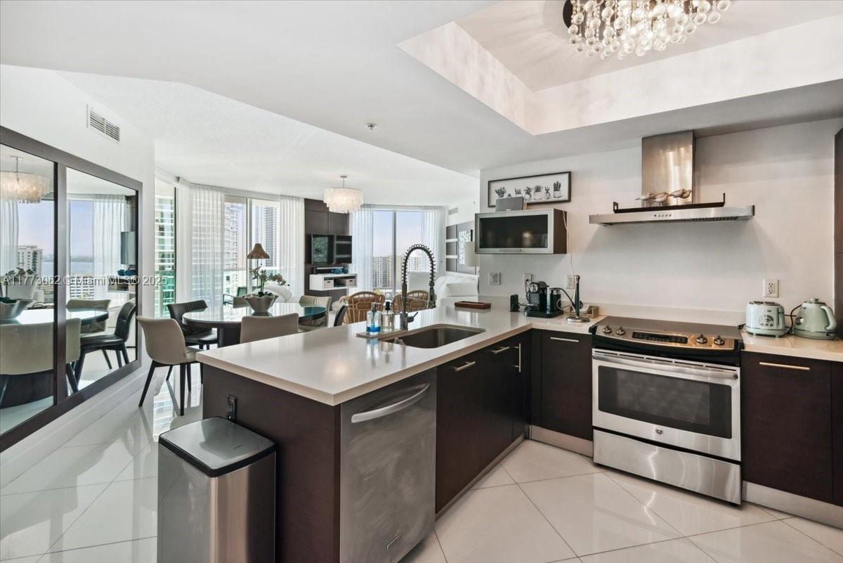 ST TROPEZ ON THE BAY III - Residential