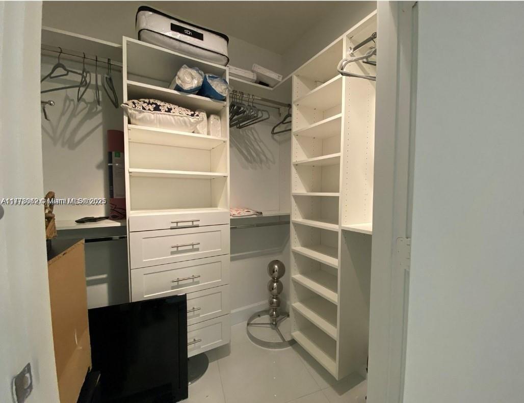 ST TROPEZ ON THE BAY III - Residential