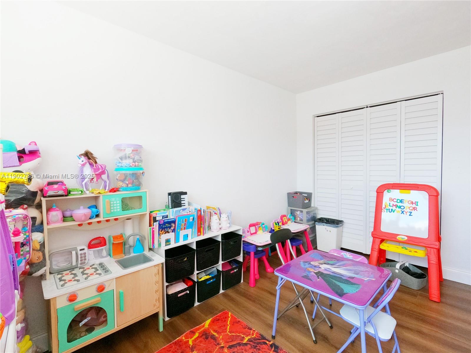 PALM SPRINGS VILLAS 3RD A - Residential