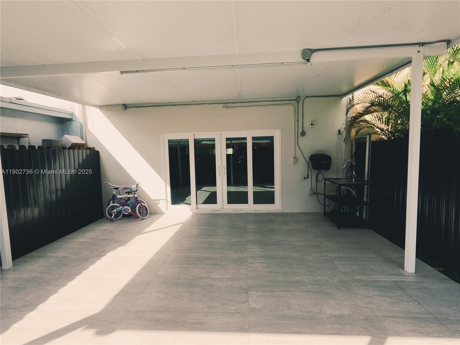 PALM SPRINGS VILLAS 3RD A - Residential