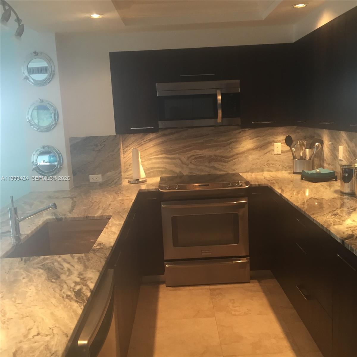 THE COLLINS CONDO - Residential Lease