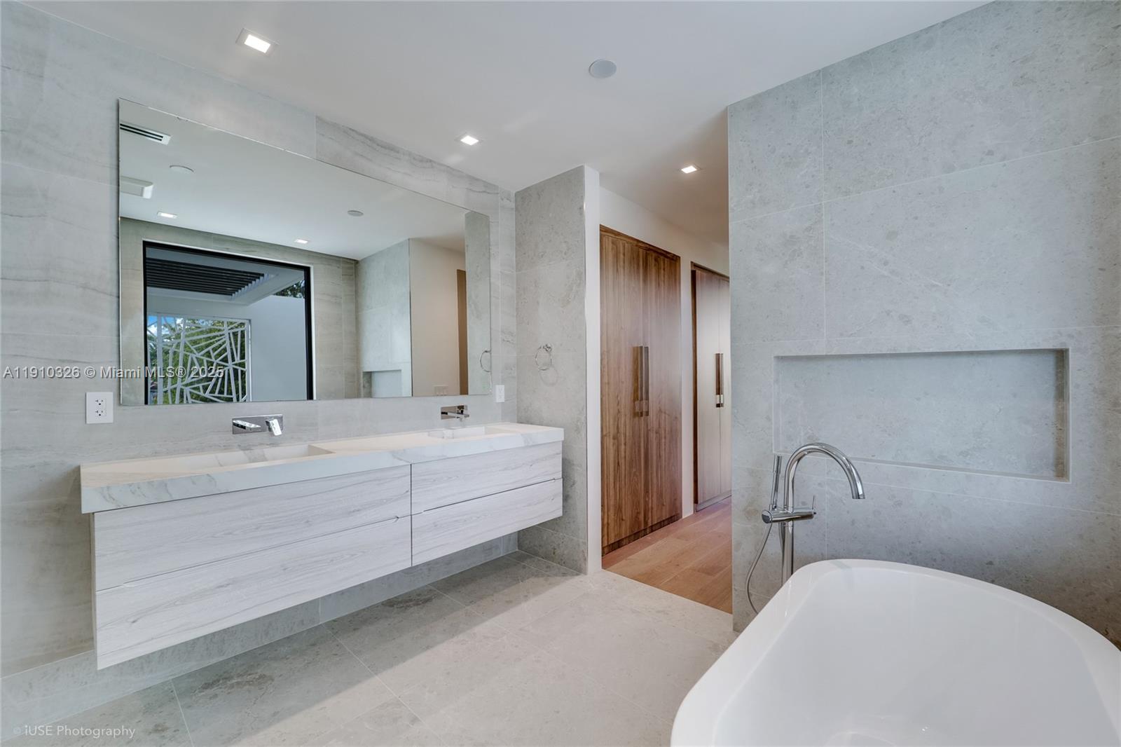 LA GORCE GOLF SUB - Residential