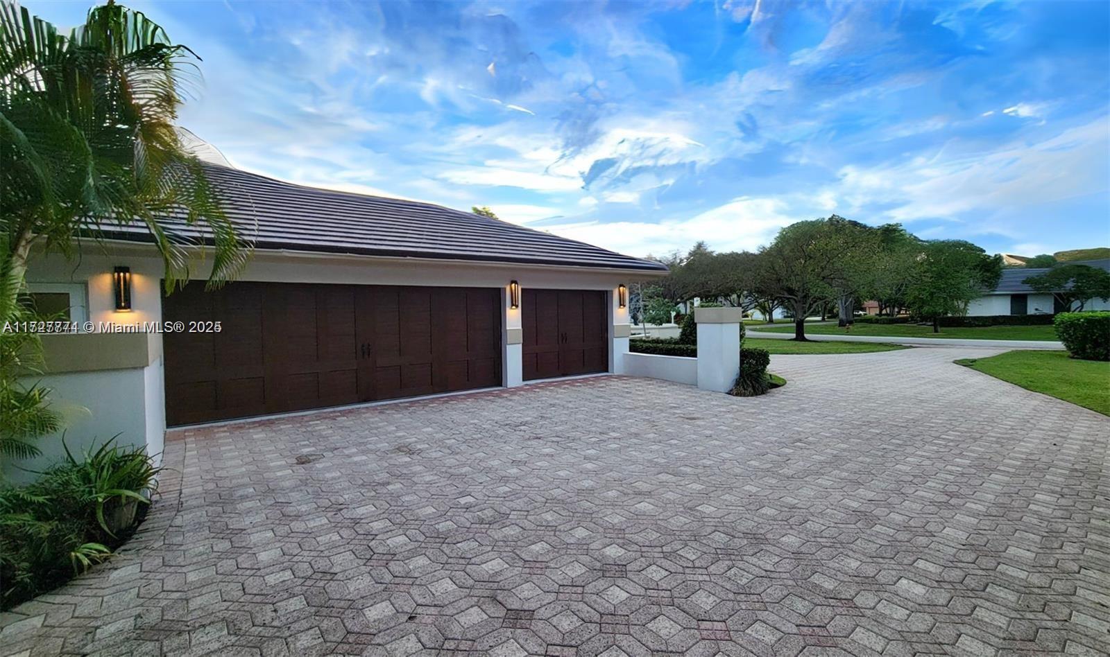 7700 S Woodridge Dr