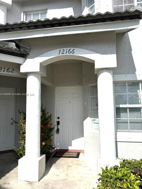 Spacious 2 story townhouse features open kitchen to living/dining area with 1/2 bath and tiles on first floor. Indoor washer/dryer located in the kitchen. Assigned Park and guest parking. Community pool and children play area. Located near Turnpike, shopping Center an Metrozoo. Gated Community 24 hours security guard. Excellents schools, and restaurants.