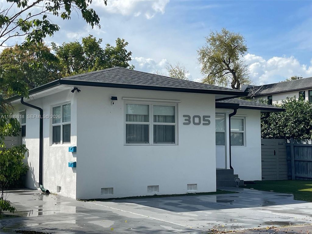 Photo of 305 NE 15th Ave #REAR, Fort Lauderdale, FL 33301 (MLS # A11980818)