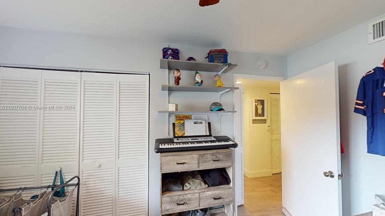 HUNTINGTON POINTE - Residential