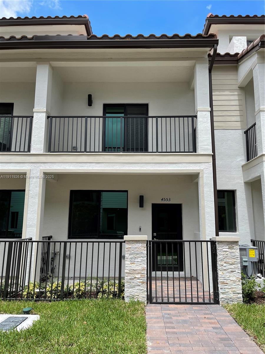 DOWNTOWN DORAL SOUTH PHAS - Residential