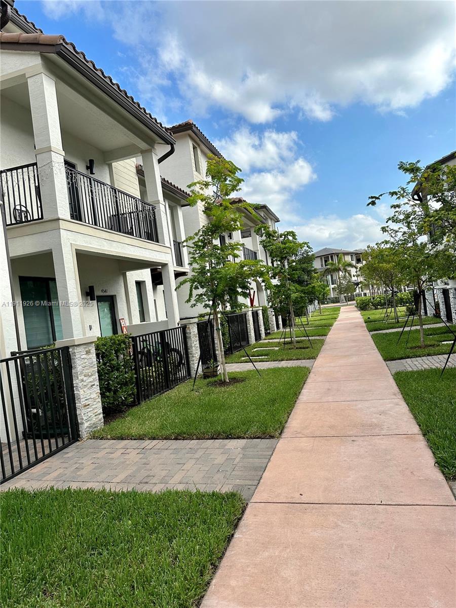 DOWNTOWN DORAL SOUTH PHAS - Residential