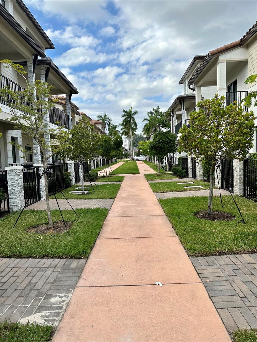 DOWNTOWN DORAL SOUTH PHAS - Residential