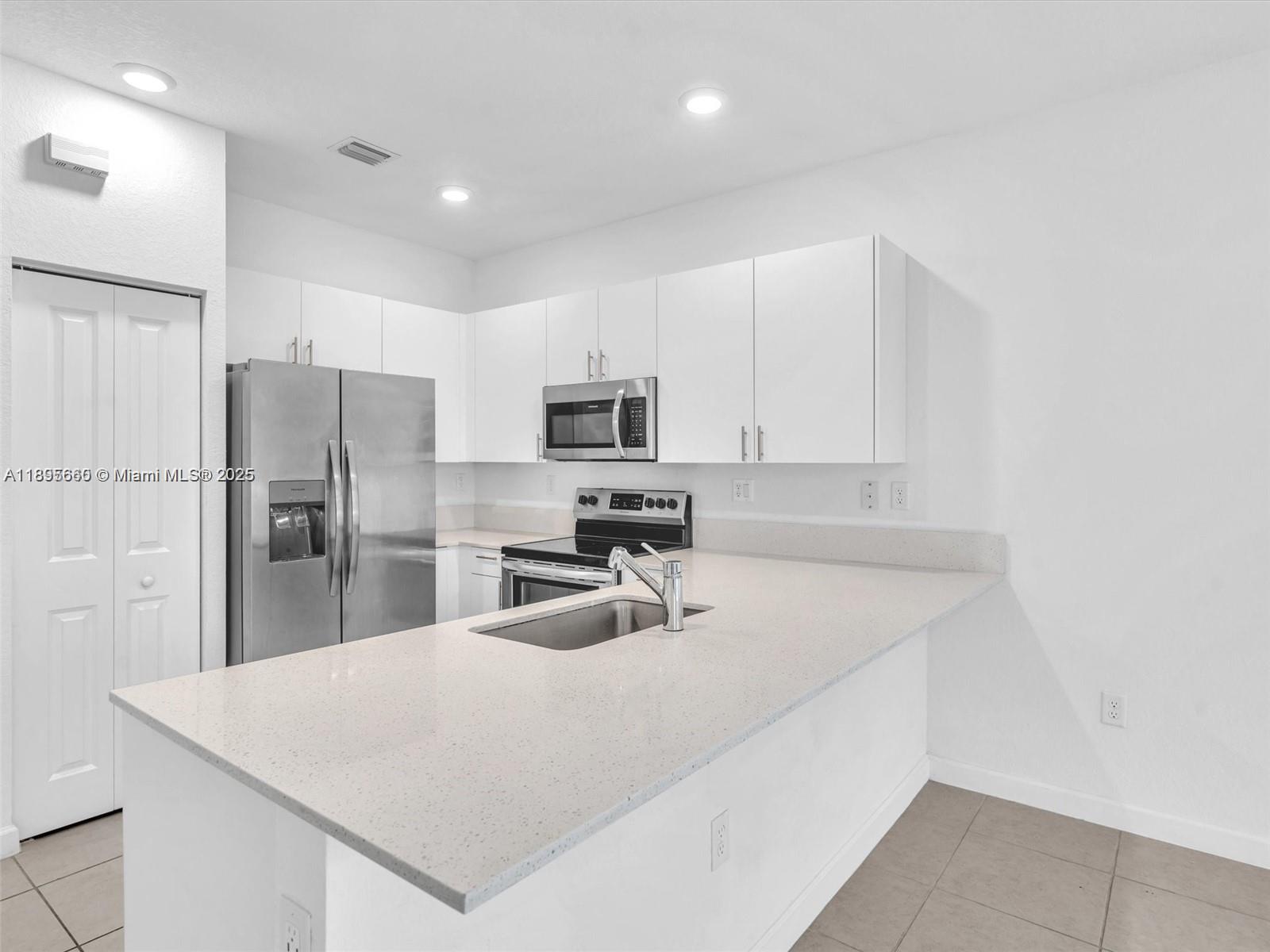 VISTA LAGO - Residential