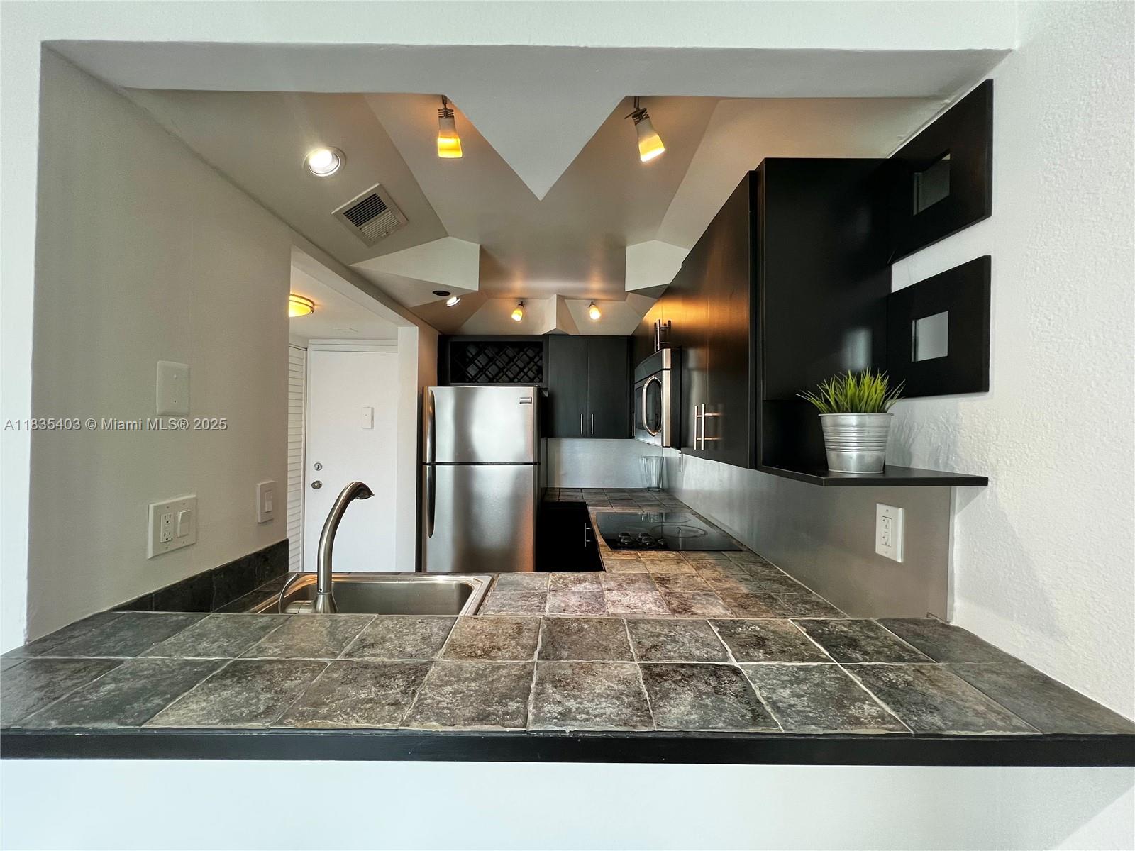 1035 West Ave 607
