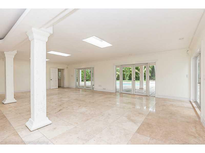 5 53 42 BAY LURE - Residential