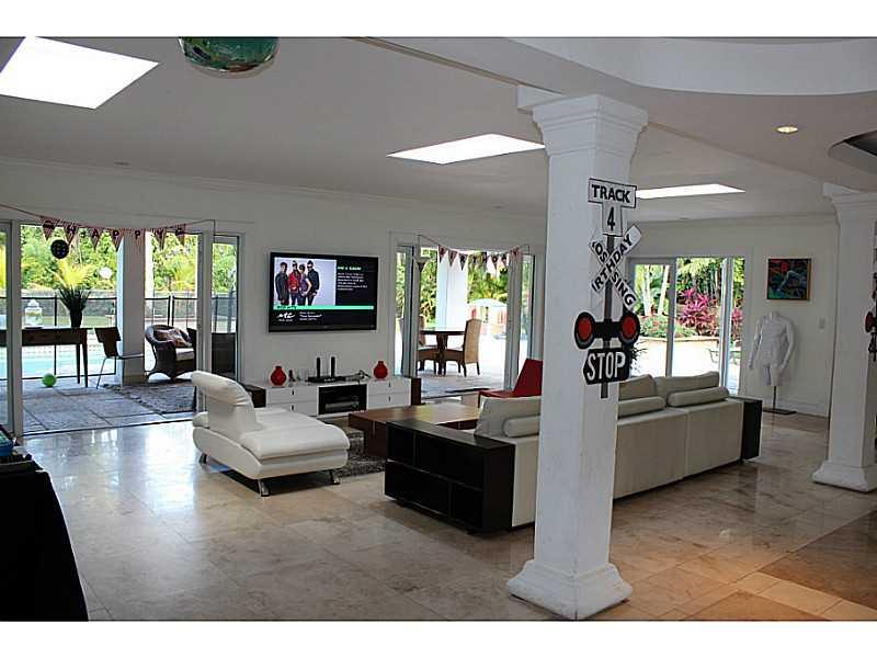 5 53 42 BAY LURE - Residential