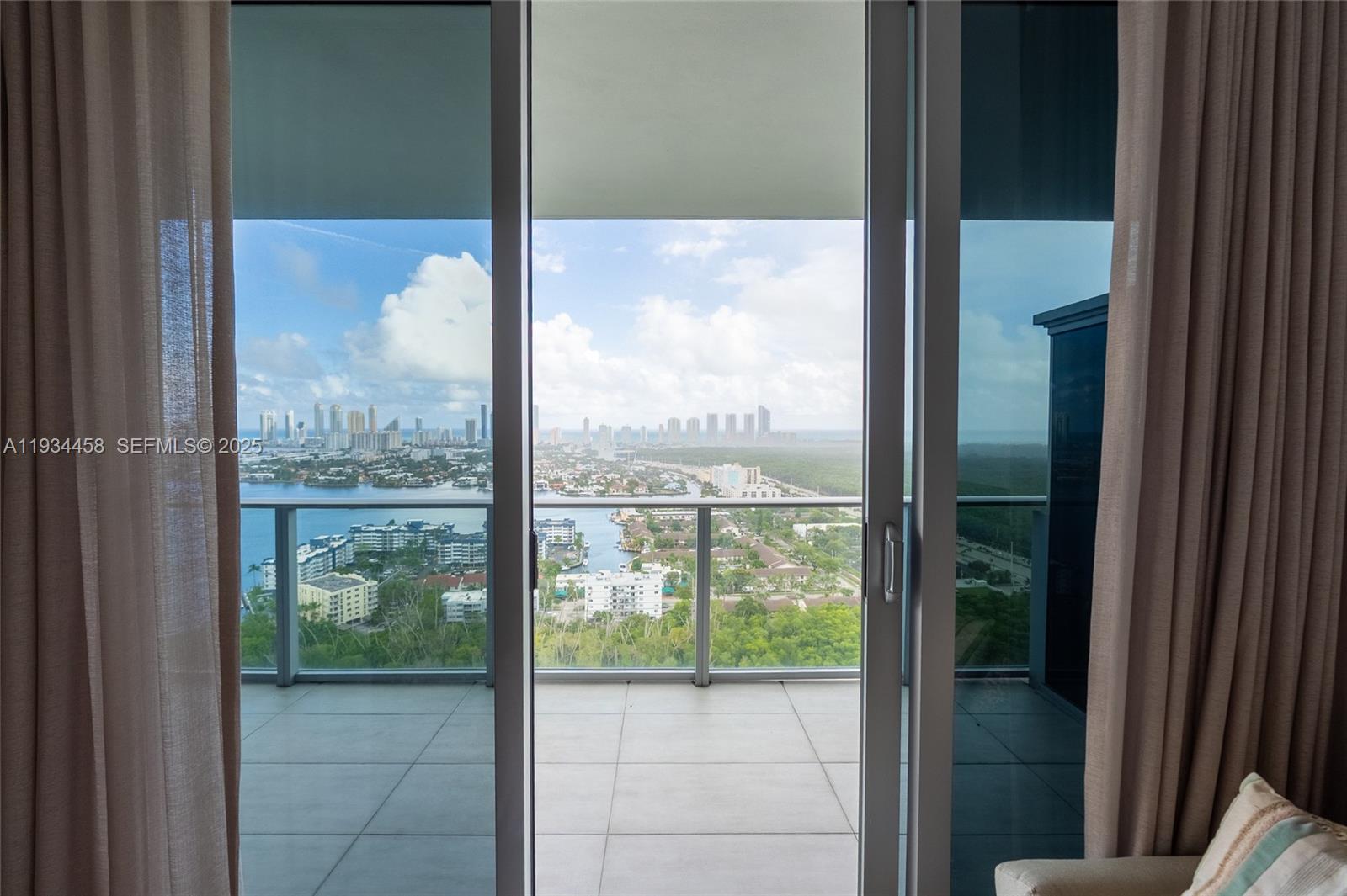 THE HARBOUR SOUTH CONDO - Residential