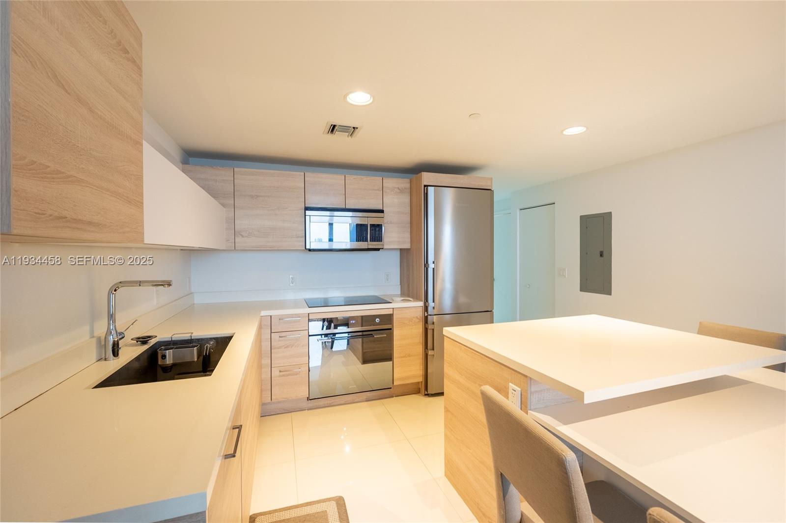 THE HARBOUR SOUTH CONDO - Residential