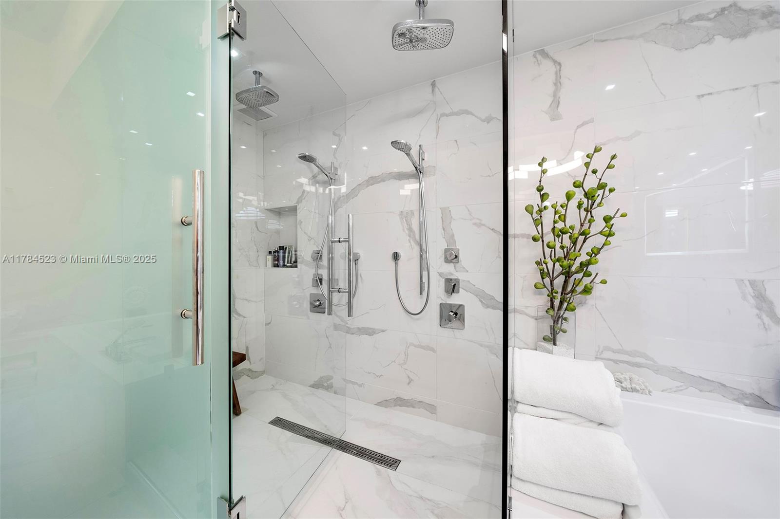 PRIVE CONDO - Residential