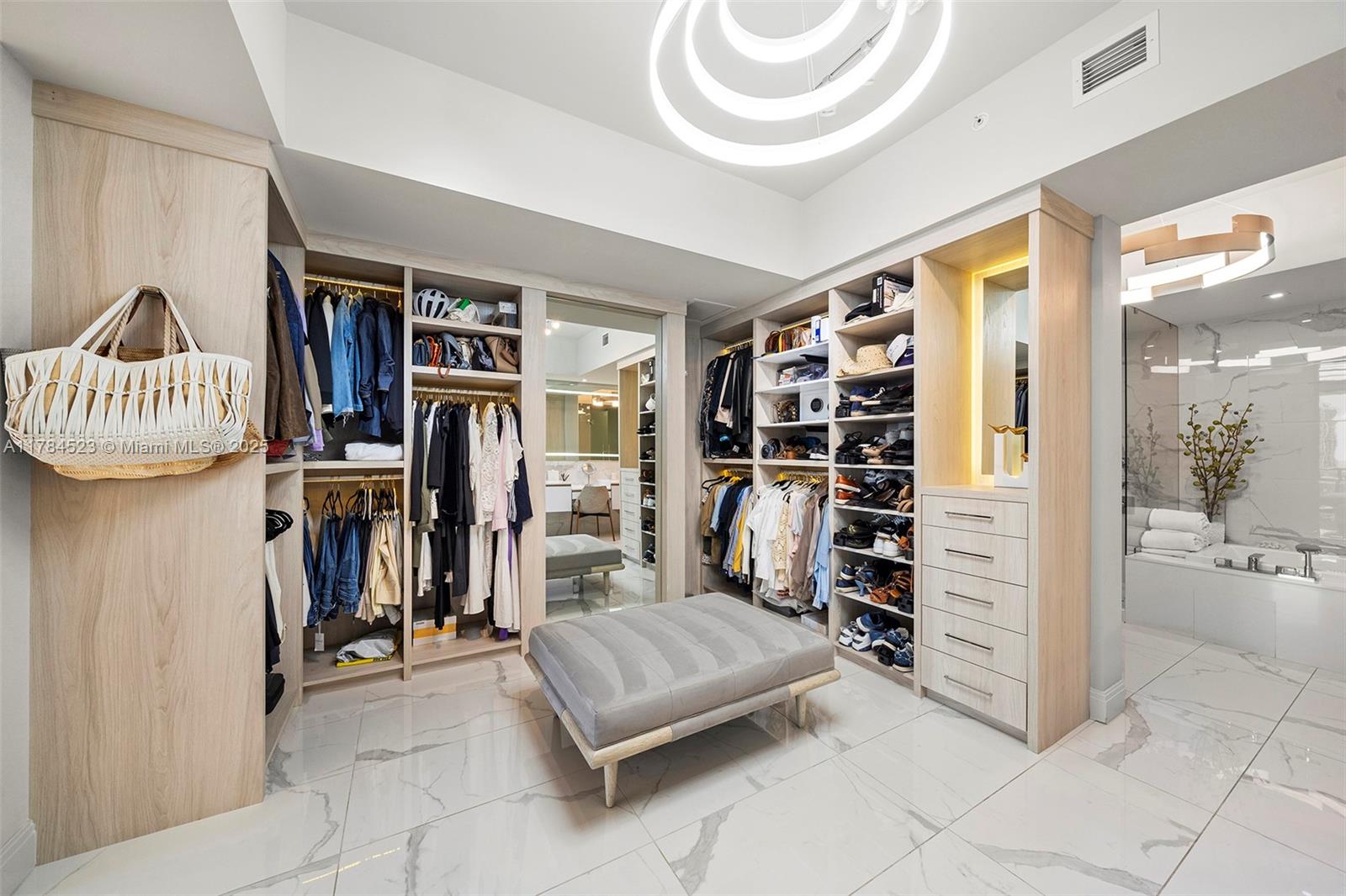 PRIVE CONDO - Residential