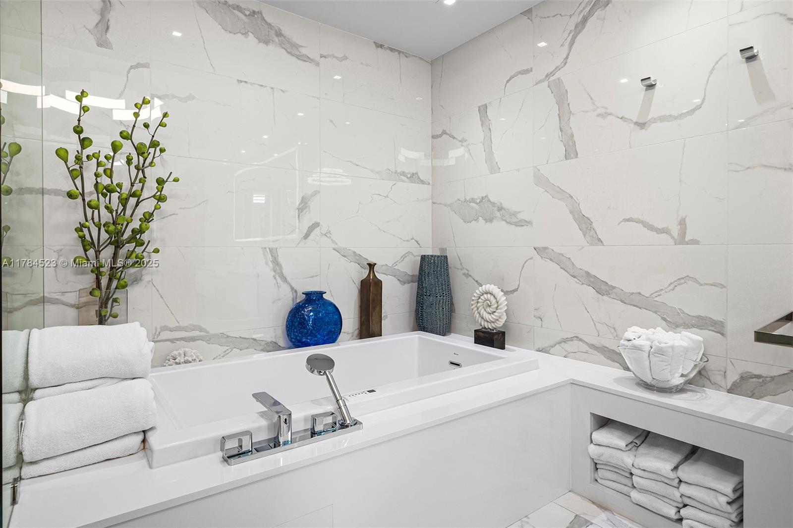 PRIVE CONDO - Residential