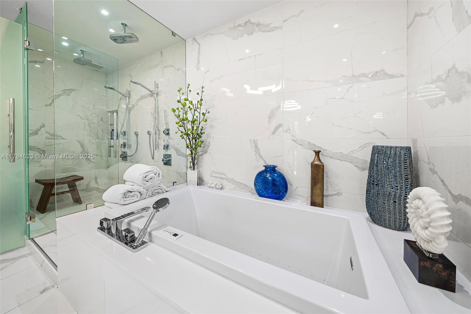 PRIVE CONDO - Residential