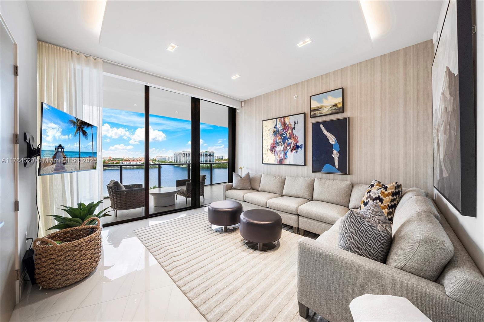 PRIVE CONDO - Residential
