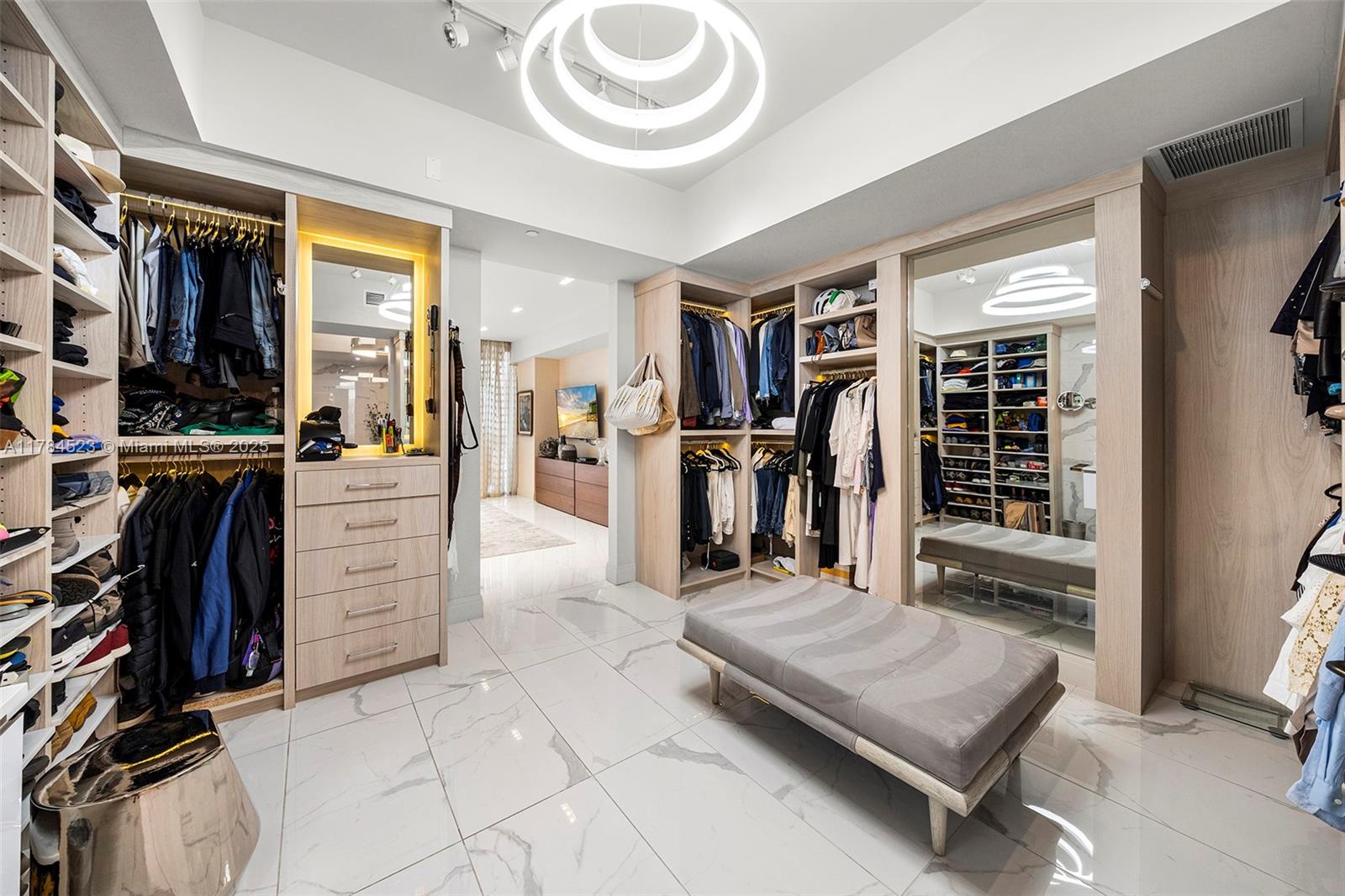 PRIVE CONDO - Residential