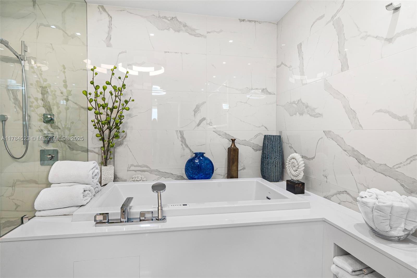 PRIVE CONDO - Residential