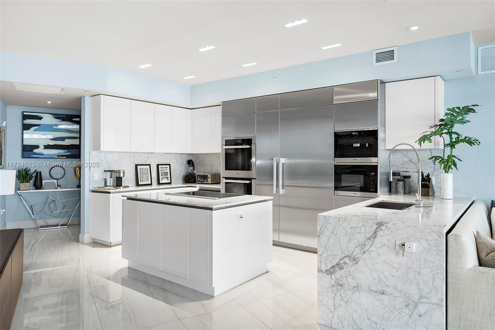 PRIVE CONDO - Residential