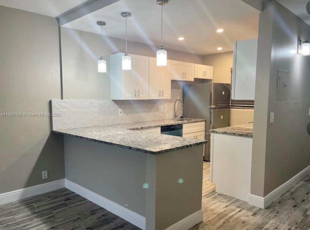 Updated unit in the middle of Boca Raton close to shops, restaurants and etc.