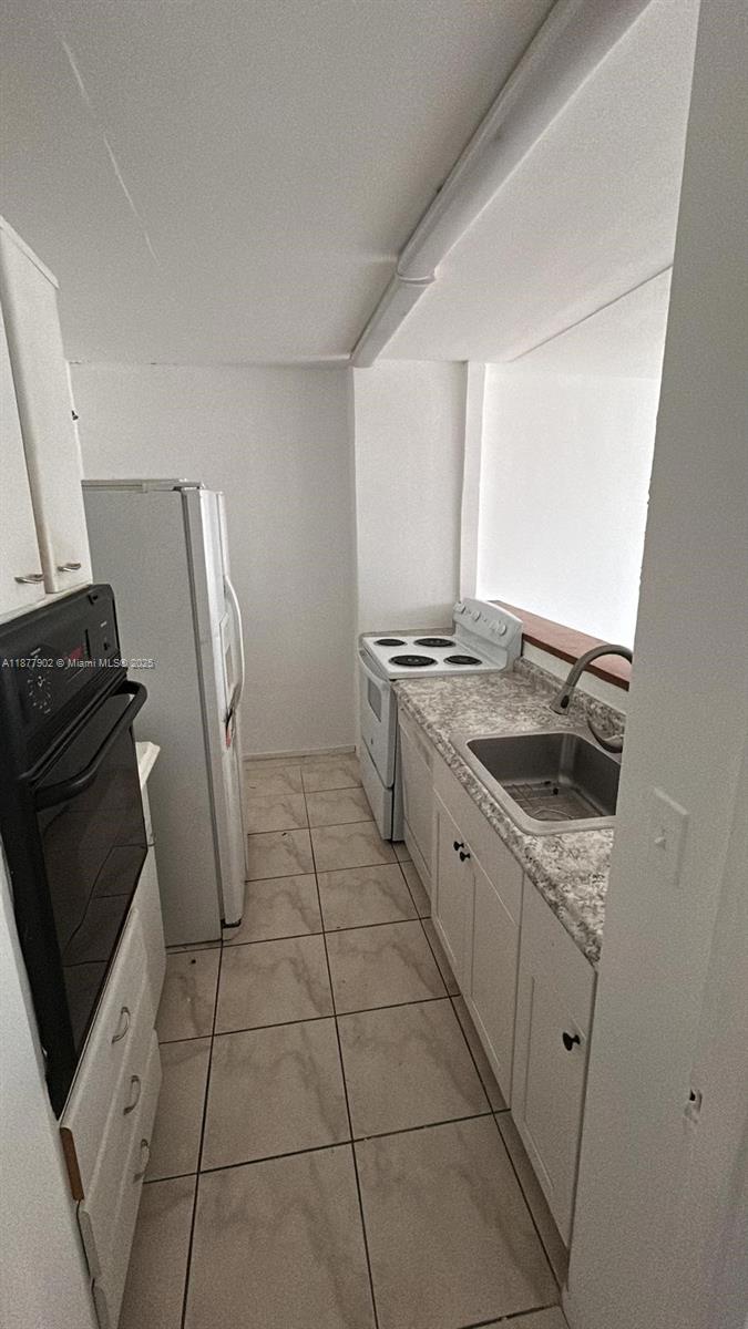 LOCATION, LOCATION, LOCATION!!!! RESORT STYLE LIVING, CABLE, INTERNET, WATER AND SEWER INCLUDED, BBQ AREA, BAY VIEW POOL WITH BED CHAIRS ZONE, GYM, PLAYROOM, NEW BALCONIES ALREADY INSTALLED, WALKING DISTANCE AWAY FROM THE BEACH, SHOPS, RESTAURANTS AND MUCH MORE. LIVING LA VIDA LOCA!!!! I LOVE THE LIFE HERE!!!