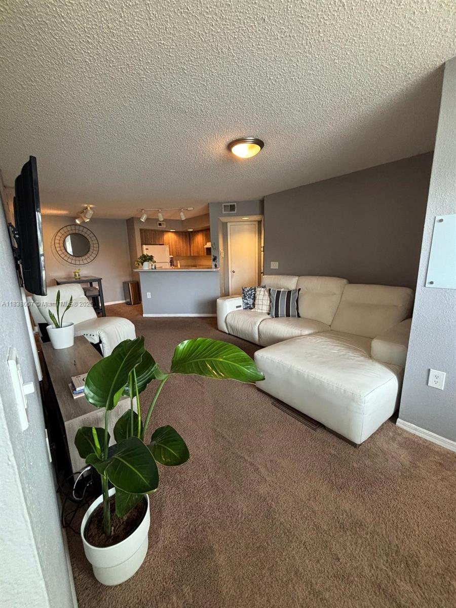 Great Location!!! Beautiful 1 Bed / 1 Bath condo in Isles at Lago Mar Spacious with vaulted ceilings which makes it very ample. Washer and Dryer inside the unit. Great amenities: 2 pools, tennis courts, gym, basketball, Racquetballs and Picnic/ BBQ area. Great Location close to 595, I 75 & Sawgrass Expressway. Also very close to Sawgrass Mills Mall Shopping Centers, Restaurant and BB&T Center.