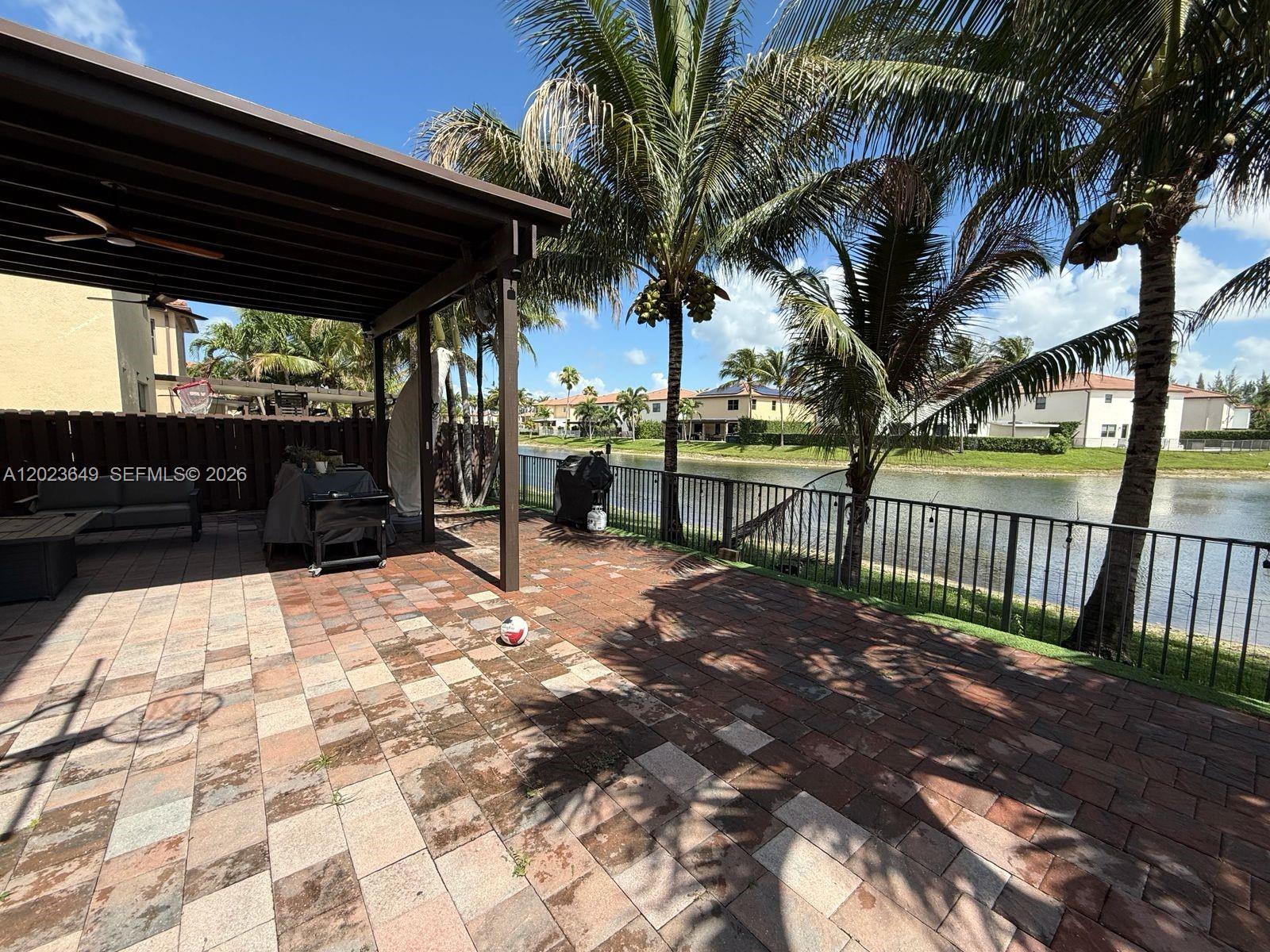 DORAL BREEZE - Residential