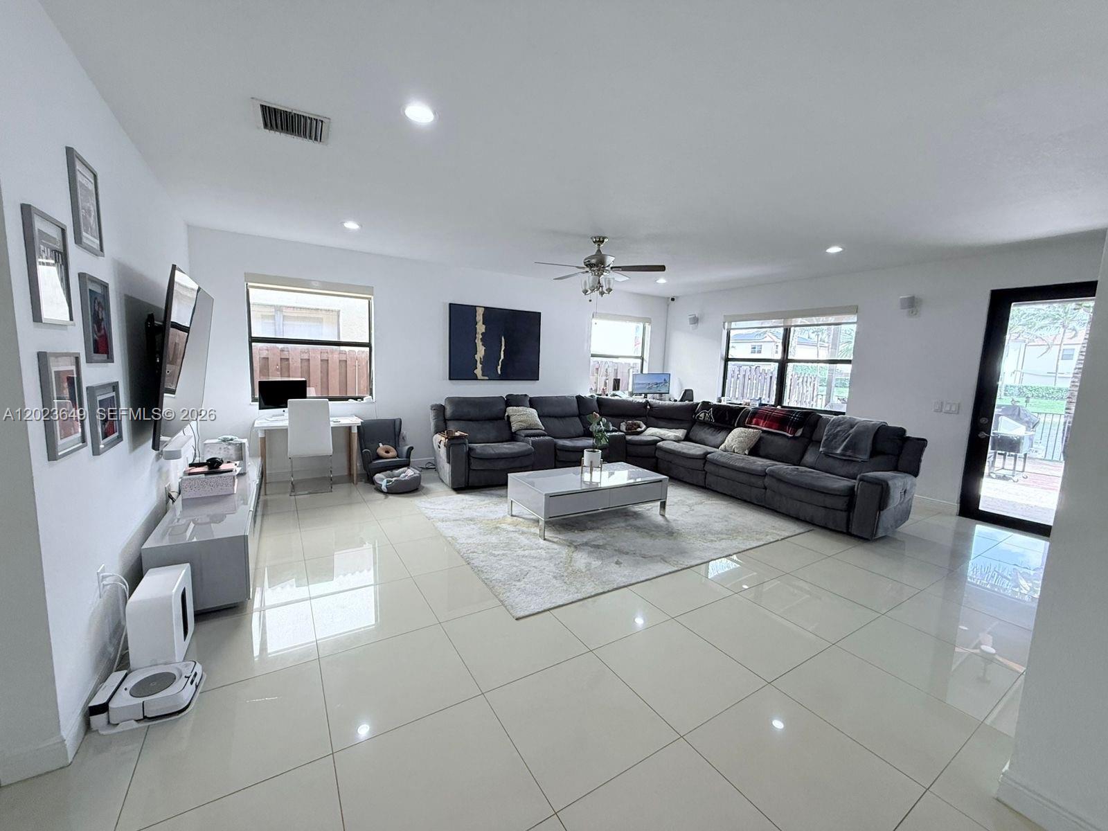 DORAL BREEZE - Residential