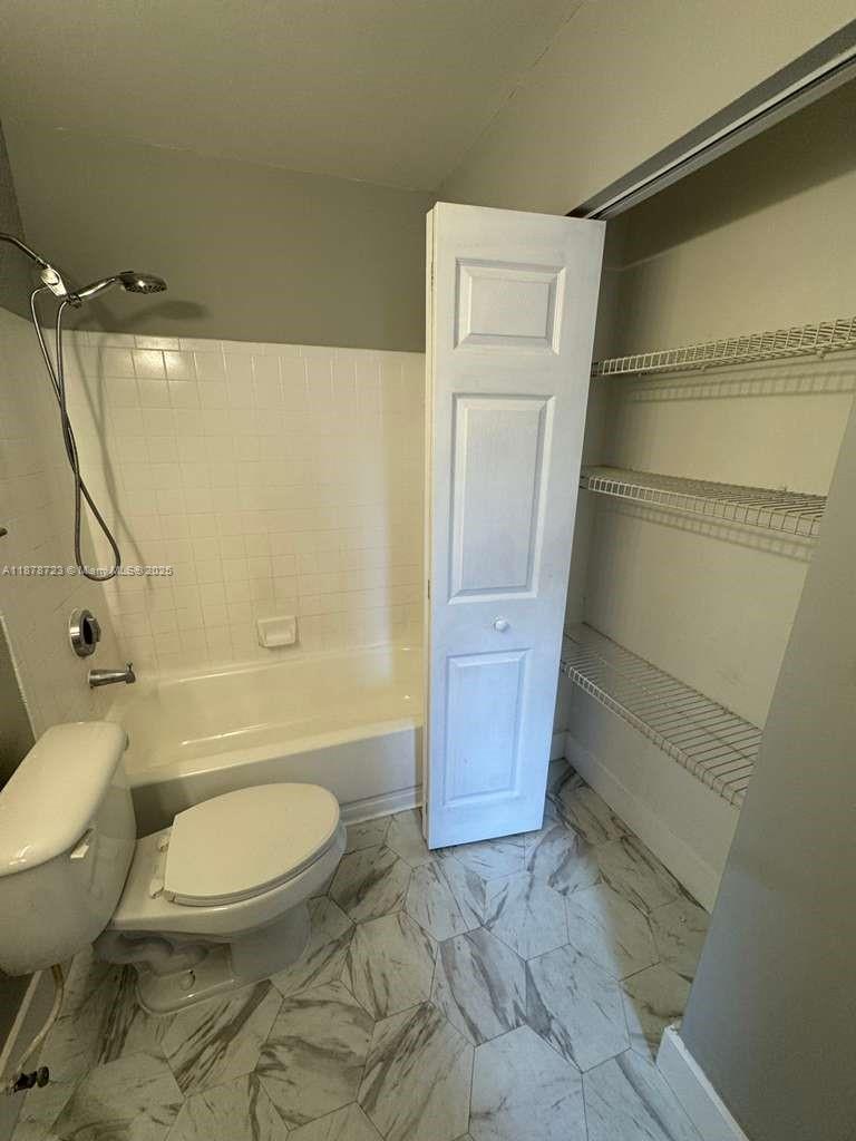 LA HACIENDA COUNTRY CLUB - Residential